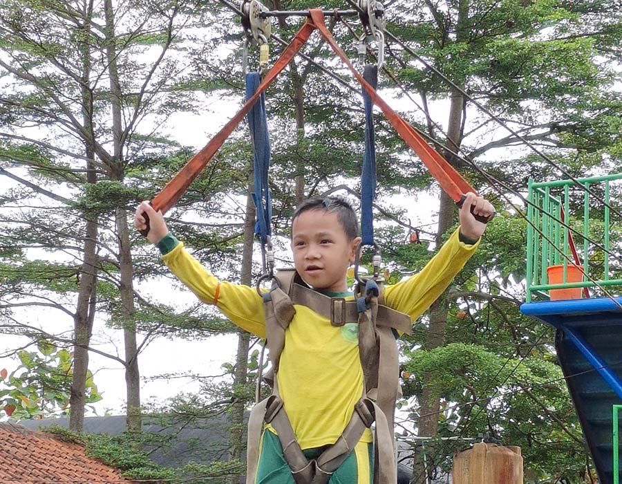 Anak mengikuti kegiatan outbound
