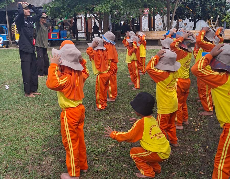 Aktivitas outbound anak bersama instruktur